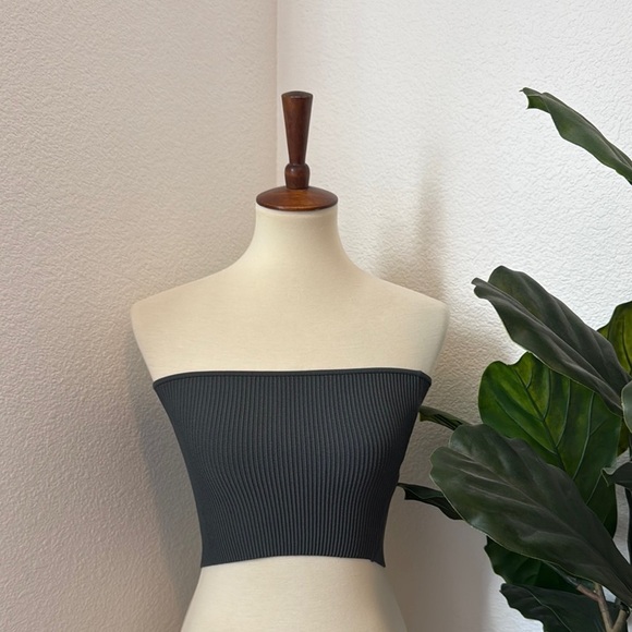 Aritzia Tops - Aritzia Black Ribbed Bandeau Top